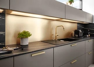 Fond de crédence éclairé par LED, teinte bronze au-dessus d’un plan de travail sombre