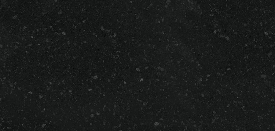 Quartz noir grainé, piqueté d’éclats clairs répartis régulièrement