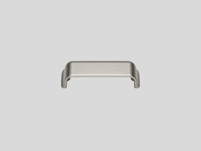 Poignée coquille couleur inox mate, cuvette rectangulaire à bord replié, vue de face sur fond gris