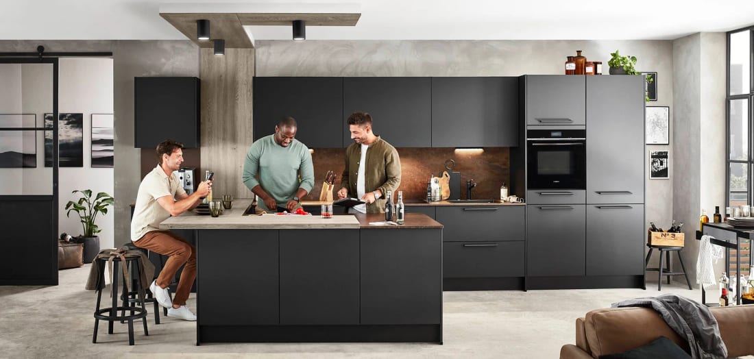 Cuisine noir graphite ultra-mate à îlot, vitrines à cadre d’aluminium fin et plan de travail en décor chêne